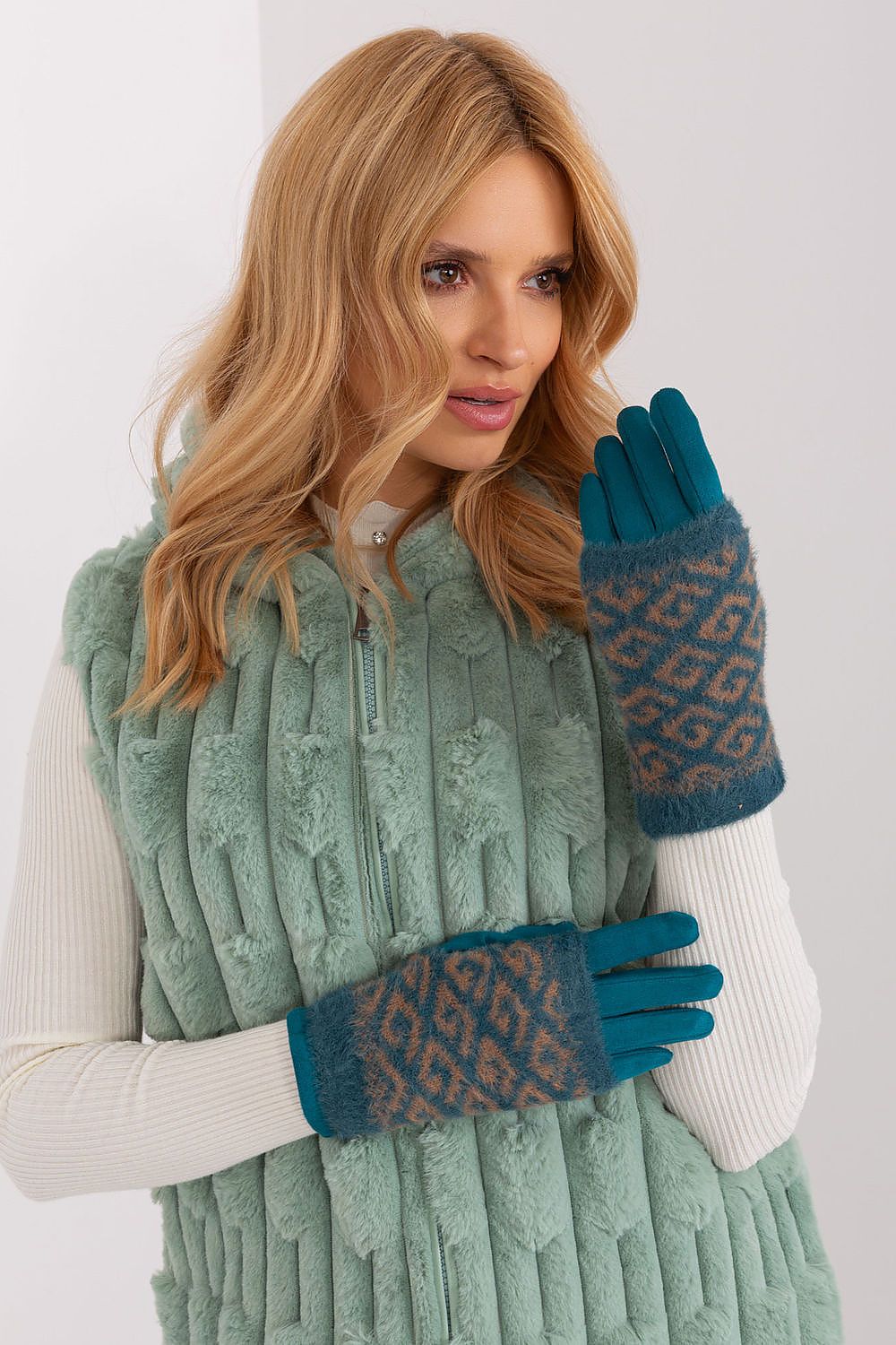  Gloves model 190820 AT 